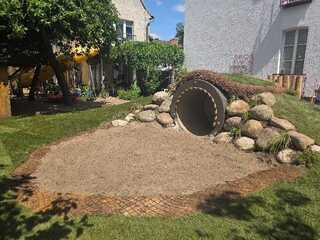 Naturspielgelände mit Tunnel im Kindergarten Marianne Schlief