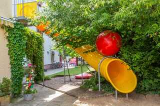 Rutsche im Garten des Kindergarten Marianne Schlief