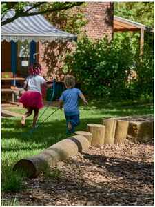 Kinder spielen im Garten des Kinderladen Limberger Straße