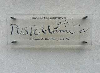 Namensschild der Kindertagesstätte Pusteblume