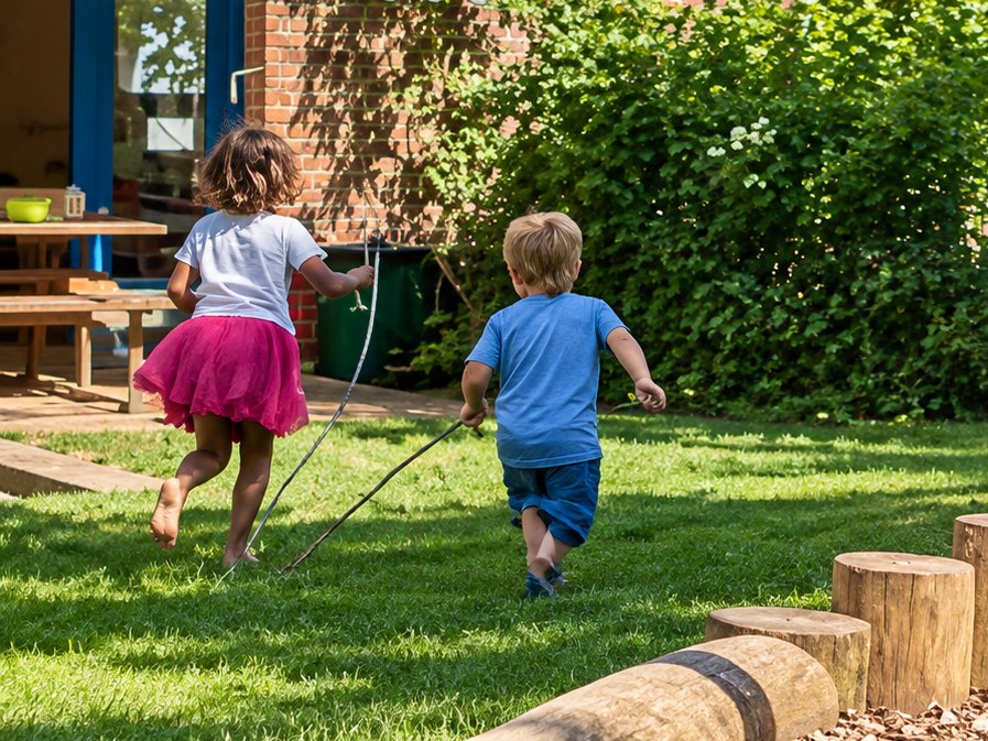 Kinder spielen im Garten des Kinderladen Limberger Straße