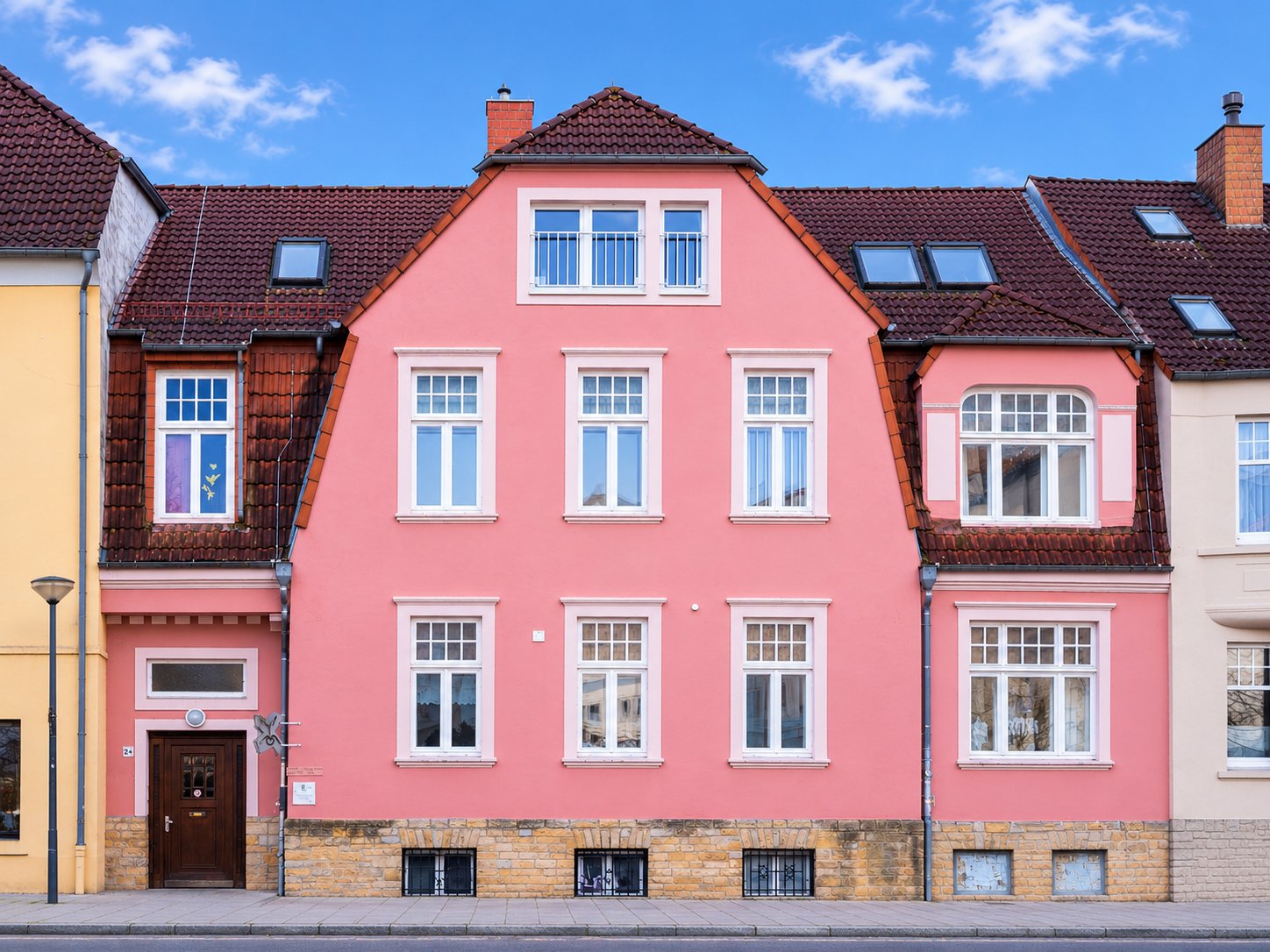 Rosafarbenes Altbauhaus der Kita Kleine Strolche in der Sedanstraße